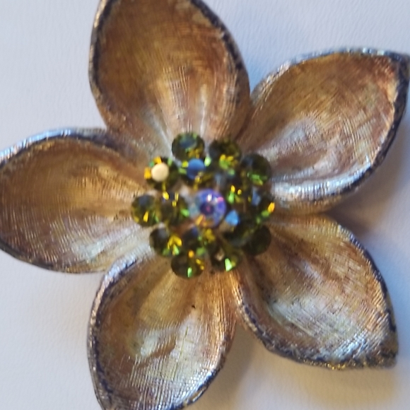 Vintage Flower Pin - Picture 9 of 9